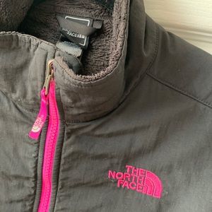 The north face fleece-magenta pink details. Size XL-18 kids